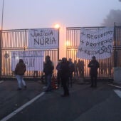 Trabajadores en las puertas de la cárcel de Mas d'Enric