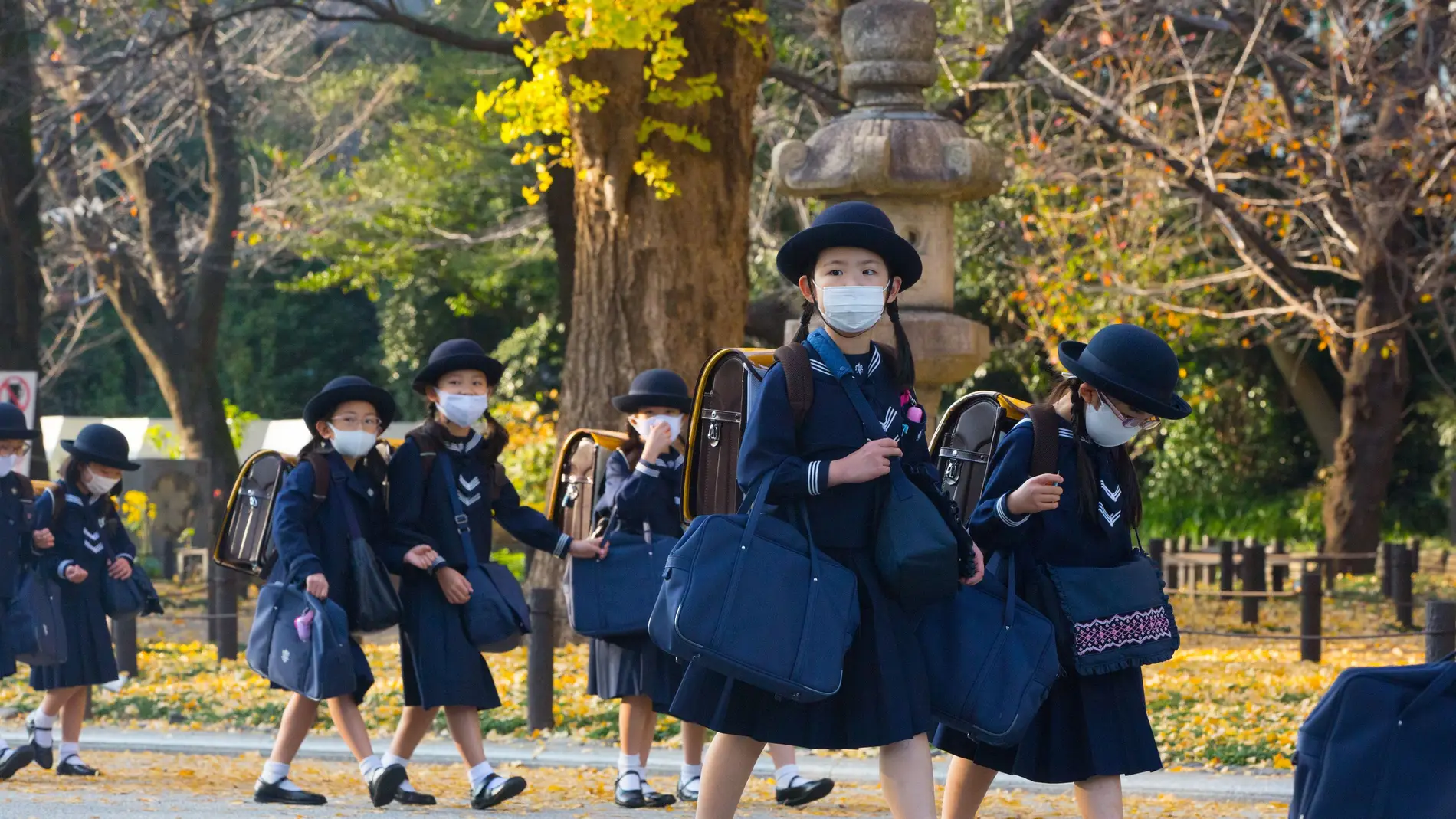 Un grupo de estudiantes con mascarilla en Tokio | Foto de ARCHIVO