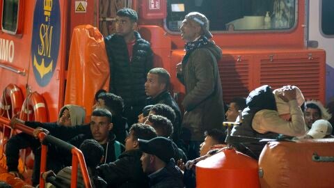 Migrantes rescatados a bordo de una neumática cerca de Lanzarote 