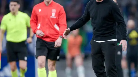 18-3-2024 Luis Carrión, en la banda del Tartiere en el partido ante el Racing 18-3-2024 Luis Carrión, en la banda del Tartiere en el partido ante el Racing