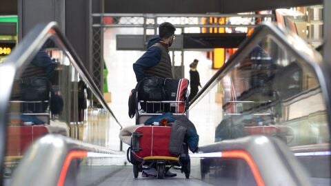 Imagen de un turista en el aeropuerto de Barajas