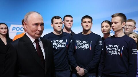 El presidente de Rusia, Vladimir Putin, junto a simpatizantes durante la campaña electoral