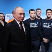 El presidente de Rusia, Vladimir Putin, junto a simpatizantes durante la campaña electoral