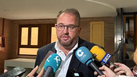 El alcalde, Antonio Rodríguez Osuna, en declaraciones a los medios de comunicación El alcalde, Antonio Rodríguez Osuna, en declaraciones a los medios de comunicación