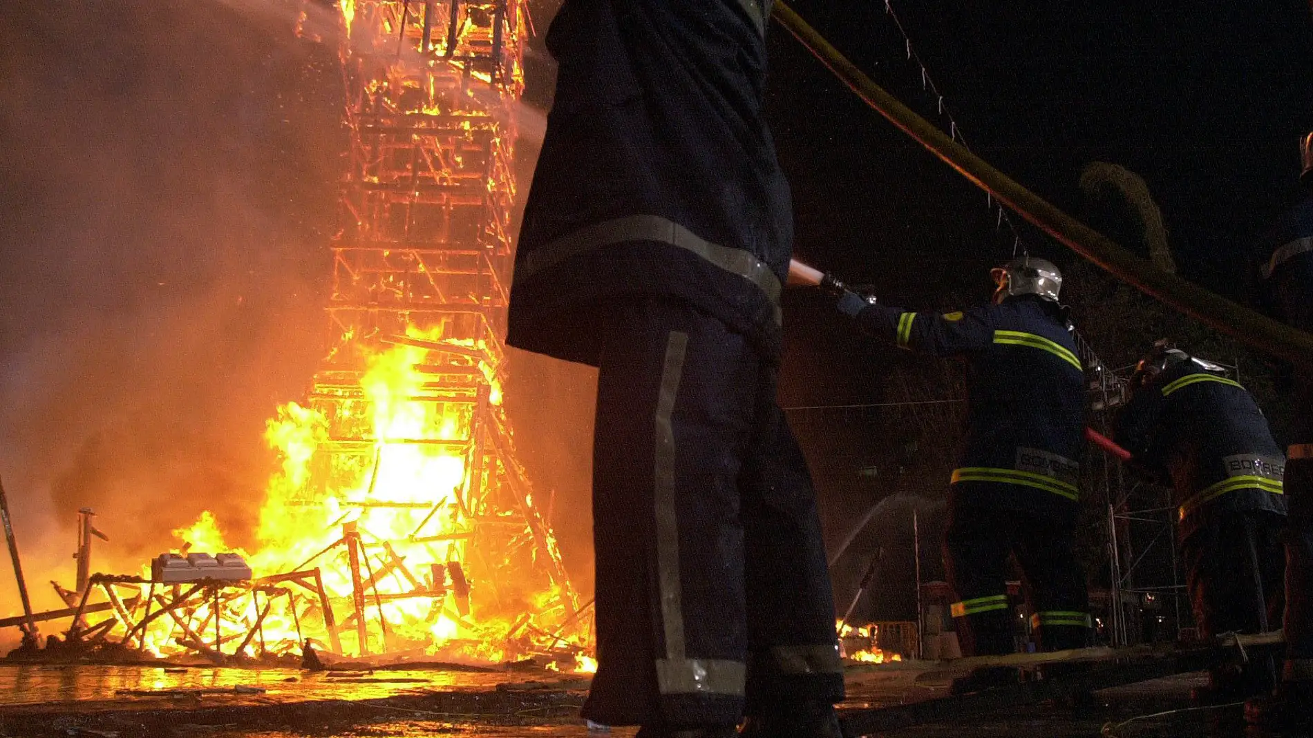 Un grupo de bomberos controla la "cremá" en una falla. 