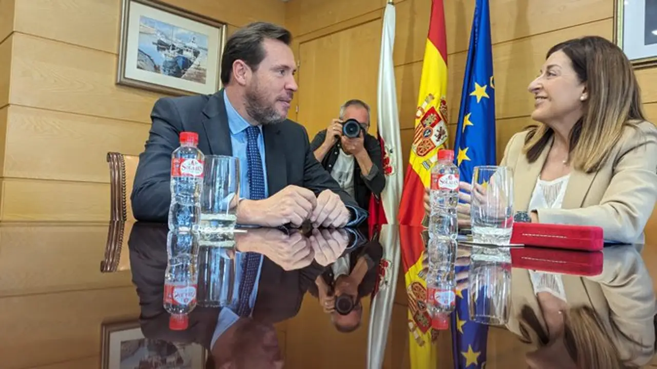 Oscar Puente y la presidenta de Cantabria Oscar Puente y la presidenta de Cantabria