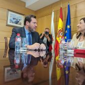 Oscar Puente y la presidenta de Cantabria