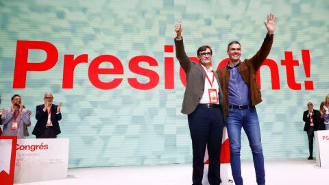 Pedro S&aacute;nchez y Salvador Illa durante la clausura del XV Congreso de los socialistas catalanes, celebrado el fin de semana en Barcelona.