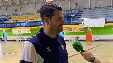 Ramón Martínez, entrenador del Real Betis Futsal, atiende a Onda Cero. Ramón Martínez, entrenador del Real Betis Futsal, atiende a Onda Cero.