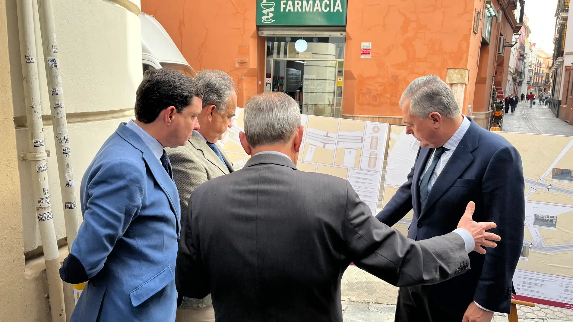 El alcalde José Luis Sanz junto al delegado de urbanismo y técnicos de Emasesa supervisan el proyecto