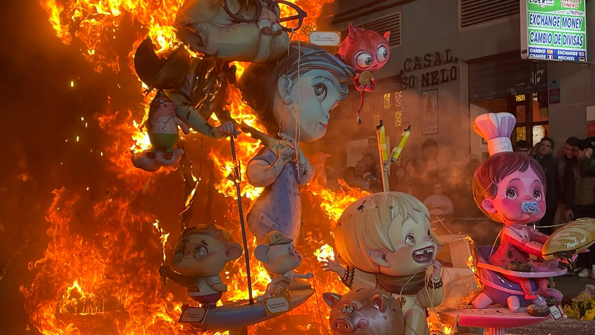 La Cremà de las Fallas da paso a la primavera en València