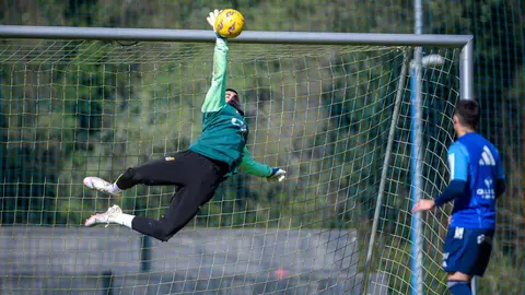 19-3-2024 Leo Román hace una estirada en un entrenamiento 19-3-2024 Leo Román hace una estirada en un entrenamiento