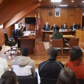 Los acusados durante un juicio por una violación grupal en Santander en 2022