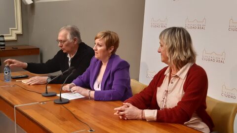 Sonia González, en el centro, durante la rueda de prensa