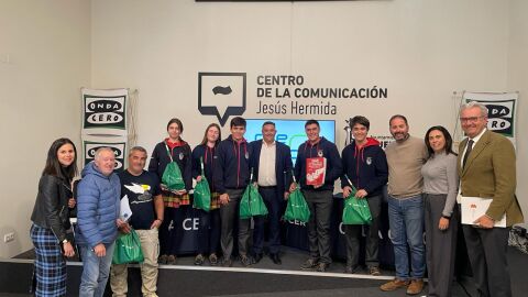 Foto de familia con los participantes del Colegio Montesori, miembros del Jurado, profesores e invitado especial, el delegado del Gobierno andaluz en Huelva, José Manuel Correa.