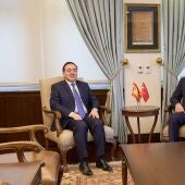 El Ministro de Exteriores, José Manuel Albares, con su homólogo turco Haken Fidan 