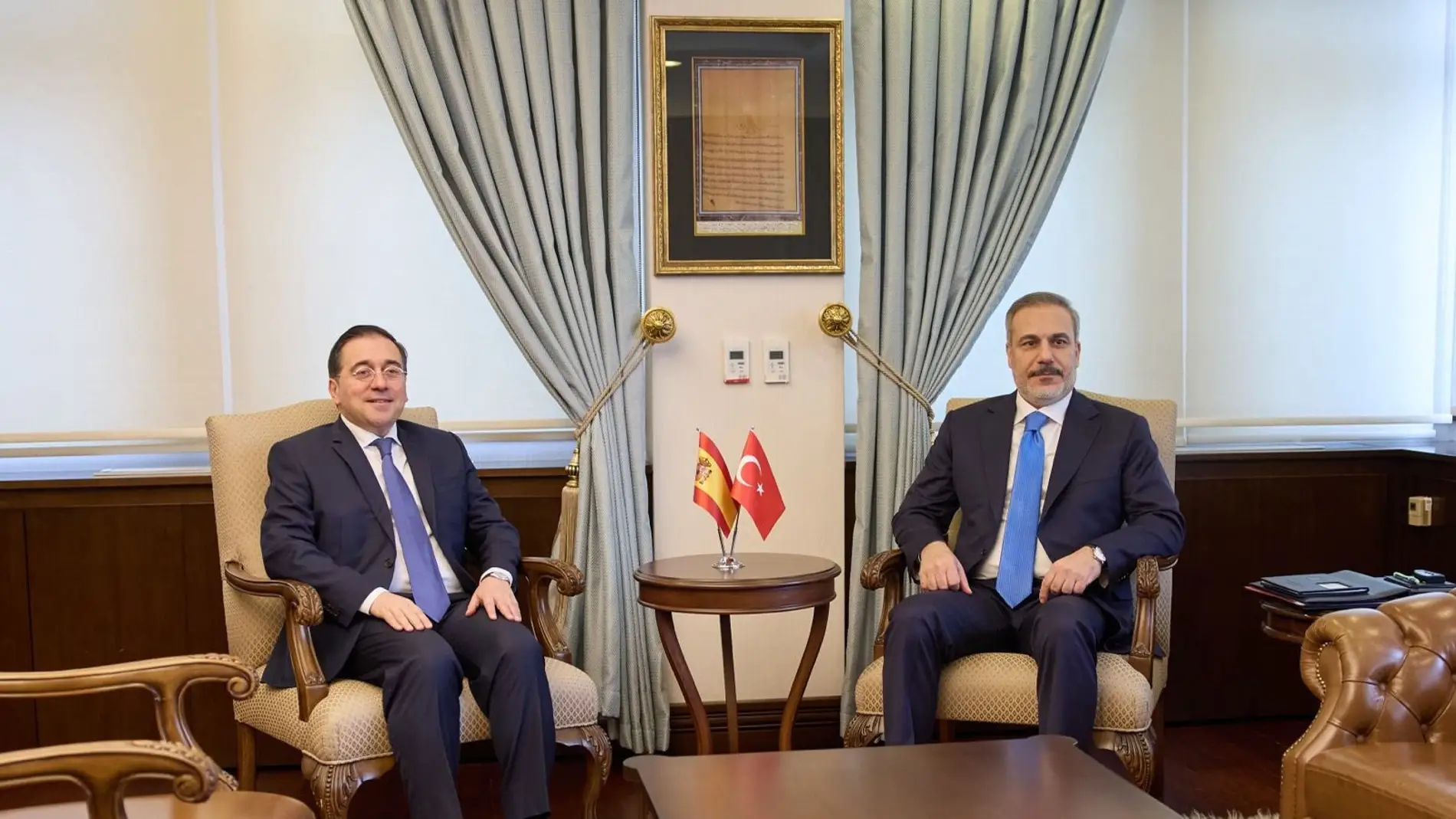El Ministro de Exteriores, José Manuel Albares, con su homólogo turco Haken Fidan 