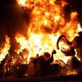 Momento de la Cremà de una falla en Cullera