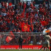 Aficionados al Real Mallorca apoyan al equipo desde la grada