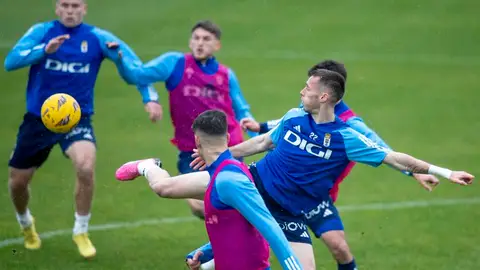 20-3 Dubasin intenta controlar un balón rodeado de compañeros. 20-3 Dubasin intenta controlar un balón rodeado de compañeros.