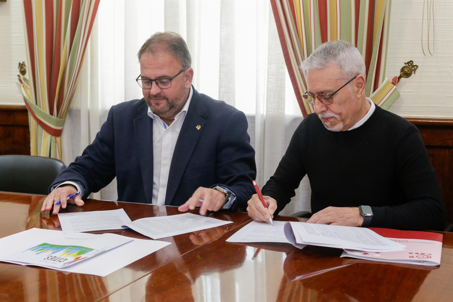 El Ayuntamiento de Mérida se adhiere a la Declaración de París y Sevilla en la lucha contra el VIH El Ayuntamiento de Mérida se adhiere a la Declaración de París y Sevilla en la lucha contra el VIH