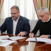 El alcalde de Mérida, Antonio Rodríguez Osuna, firma la adhesión del ayuntamiento a la Declaración de París y Sevilla en la lucha contra el VIH