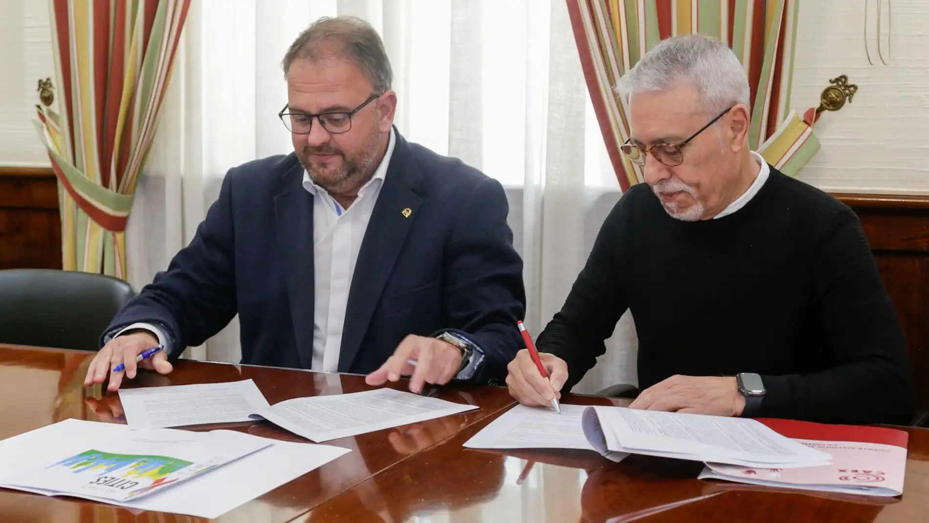 El alcalde de Mérida, Antonio Rodríguez Osuna, firma la adhesión del ayuntamiento a la Declaración de París y Sevilla en la lucha contra el VIH