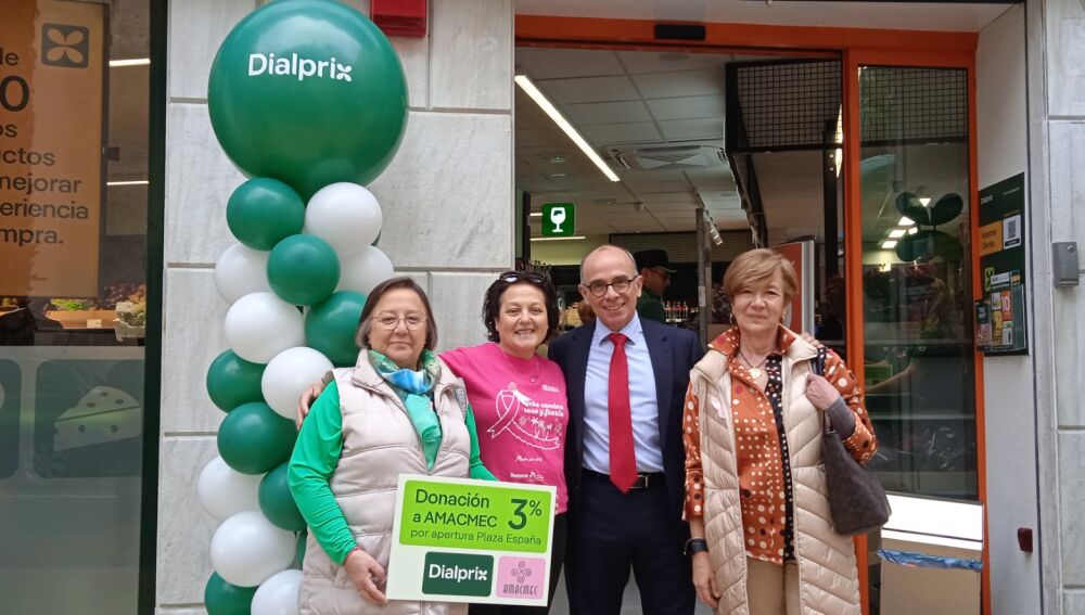 Luis López, director general de Musgrave España, con la presidenta de Amacmec y dos integrantes de su junta directiva