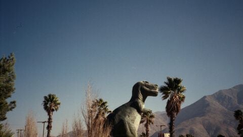 Imagen de una estatua de dinosaurio | Foto de archivo