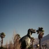Imagen de una estatua de dinosaurio | Foto de archivo