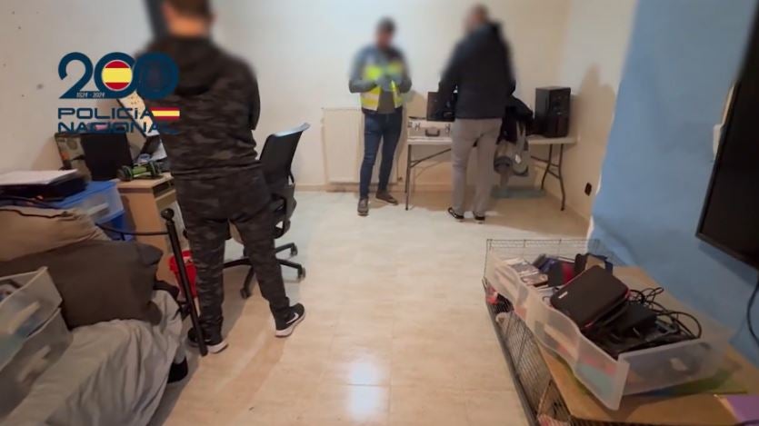 Ocho detenidos por almacenar y distribuir pornografía infantil en un grupo de 200 personas Ocho detenidos por almacenar y distribuir pornografía infantil en un grupo de 200 personas