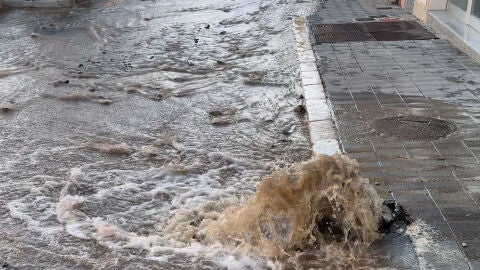 Fuita d&#39;aigua en ple centre de Portbou