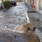 Fuita d'aigua en ple centre de Portbou