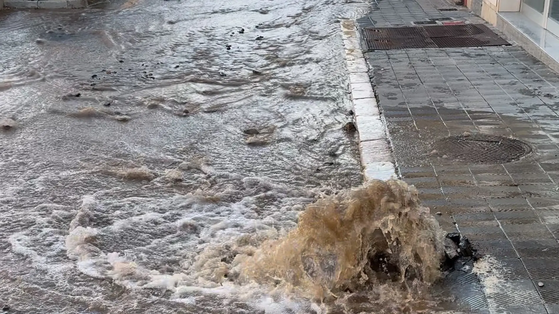 Fuita d'aigua en ple centre de Portbou