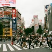 Imagen de archivo de varias personas en el famoso cruce de Shibuya, en Tokio (Japón)