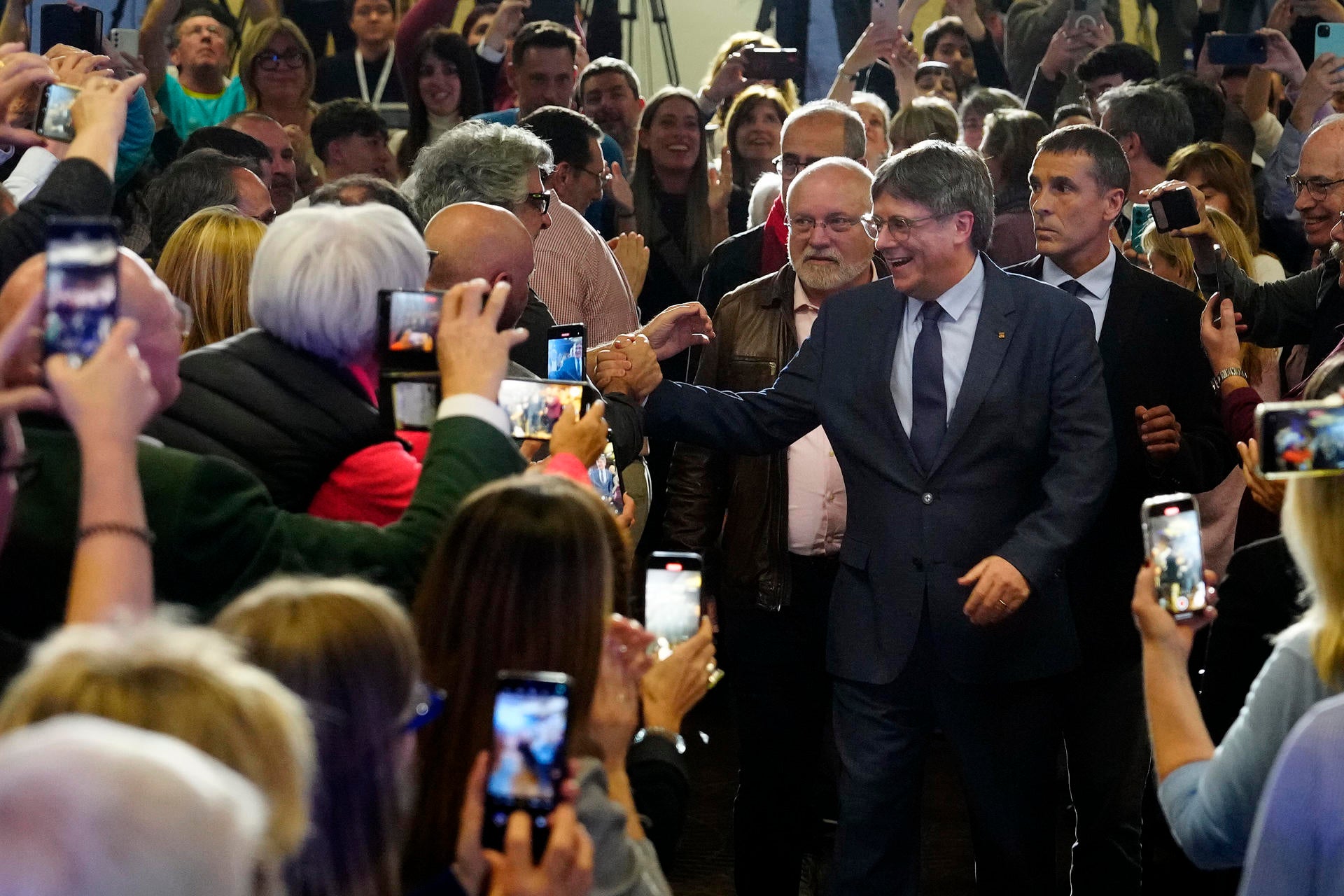 Puigdemont inicia la carrera a su "restitución" como president con la vista puesta en el referéndum Puigdemont inicia la carrera a su "restitución" como president con la vista puesta en el referéndum