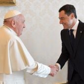Moreno invita al Papa Francisco a visitar Andalucía durante la audiencia en el Vaticano: "Ha sido un día muy especial"