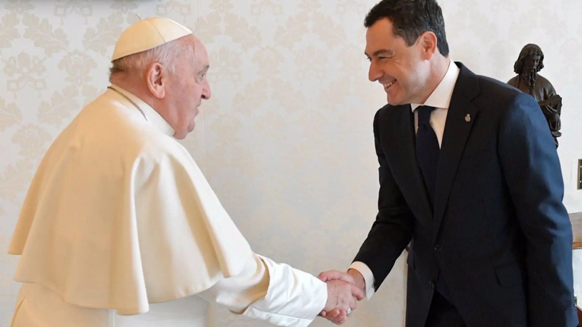 Moreno invita al Papa Francisco a visitar Andalucía durante la audiencia en el Vaticano: "Ha sido un día muy especial"
