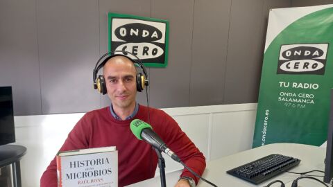 El catedr&aacute;tico de microbiolog&iacute;a Ra&uacute;l Rivas 