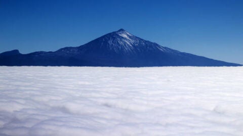 Imagen de archivo del El Teide nevado en la isla de Tenerife 