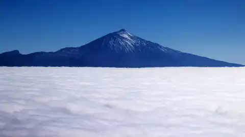 Imagen de archivo del El Teide nevado en la isla de Tenerife Imagen de archivo del El Teide nevado en la isla de Tenerife
