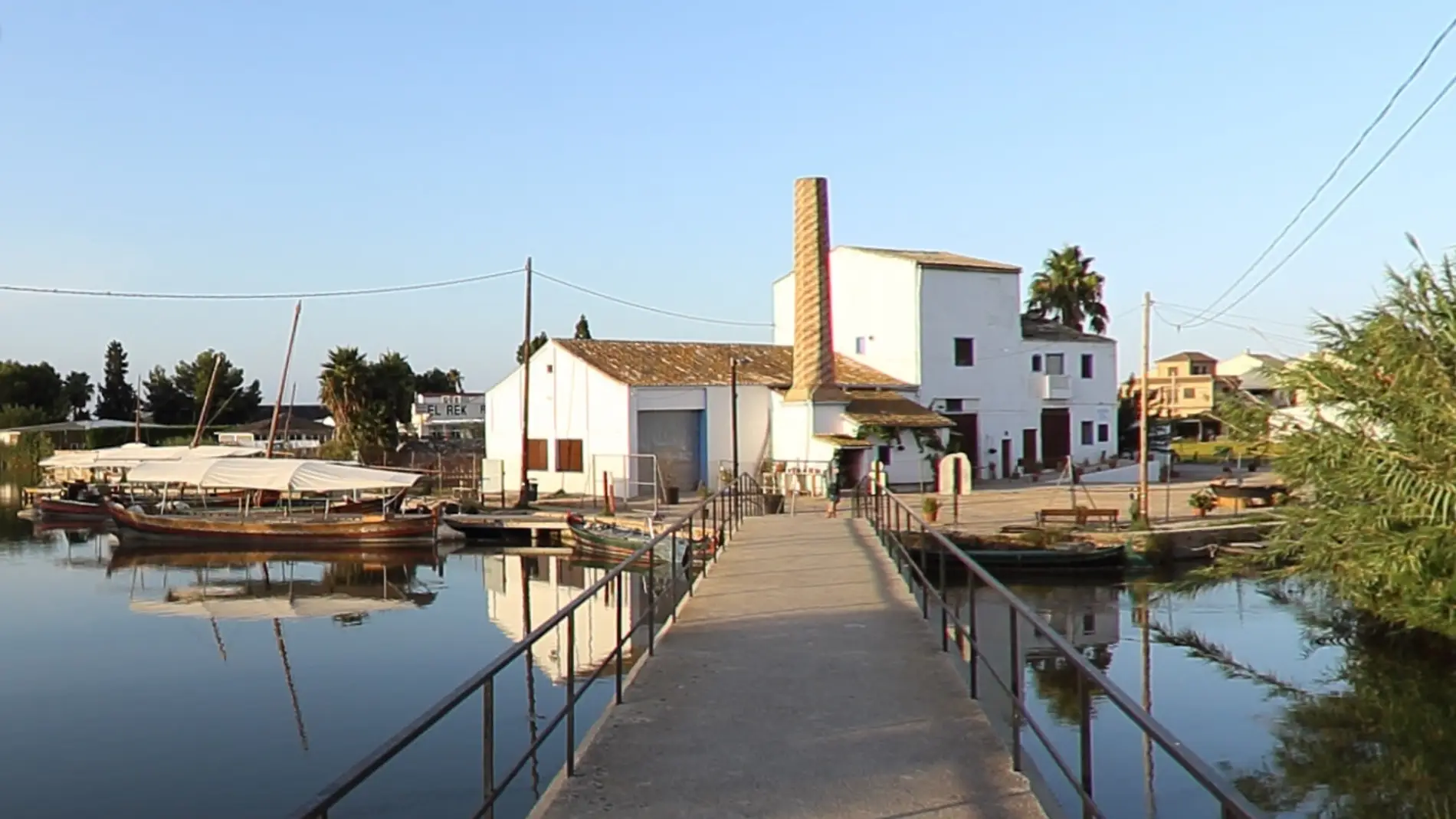 El embarcadero municipal de El Palmar, con la Trilladora al fondo 