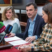 El alcalde de Cádiz, Bruno García, con las delegadas Beatriz Gandullo y Maite González El alcalde de Cádiz, Bruno García, con las delegadas Beatriz Gandullo y Maite González