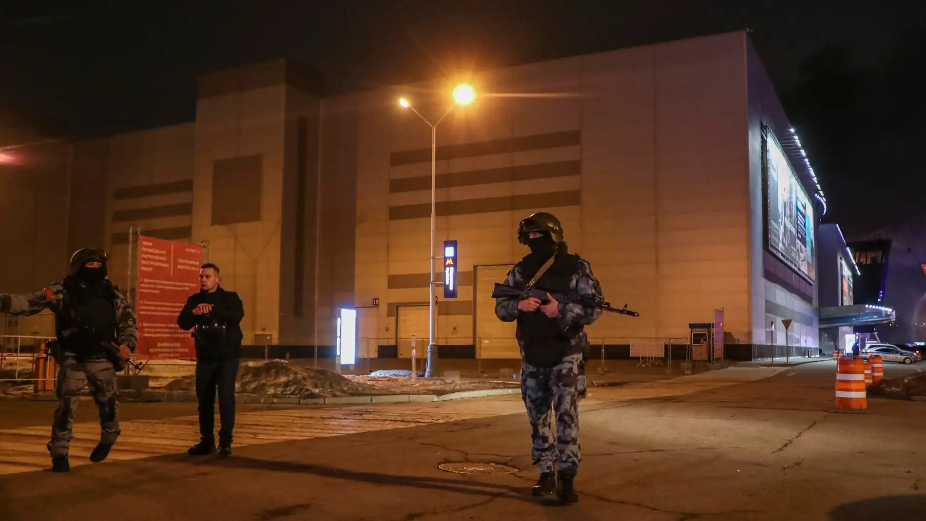 Imagen de un agente de policía tras el atentado en el centro comercial en Moscú