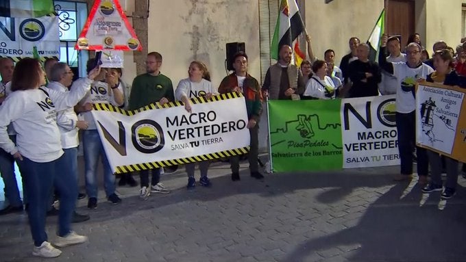 La plataforma "Salva tu tierra" anunciaba el acuerdo con promotora del vertedero, que renuncia definitivamente al proyecto La plataforma "Salva tu tierra" anunciaba el acuerdo con promotora del vertedero, que renuncia definitivamente al proyecto