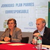 La directora general de Igualdad del Principado, María Jesús Álvarez, y el alcalde de Parres, Emilio García