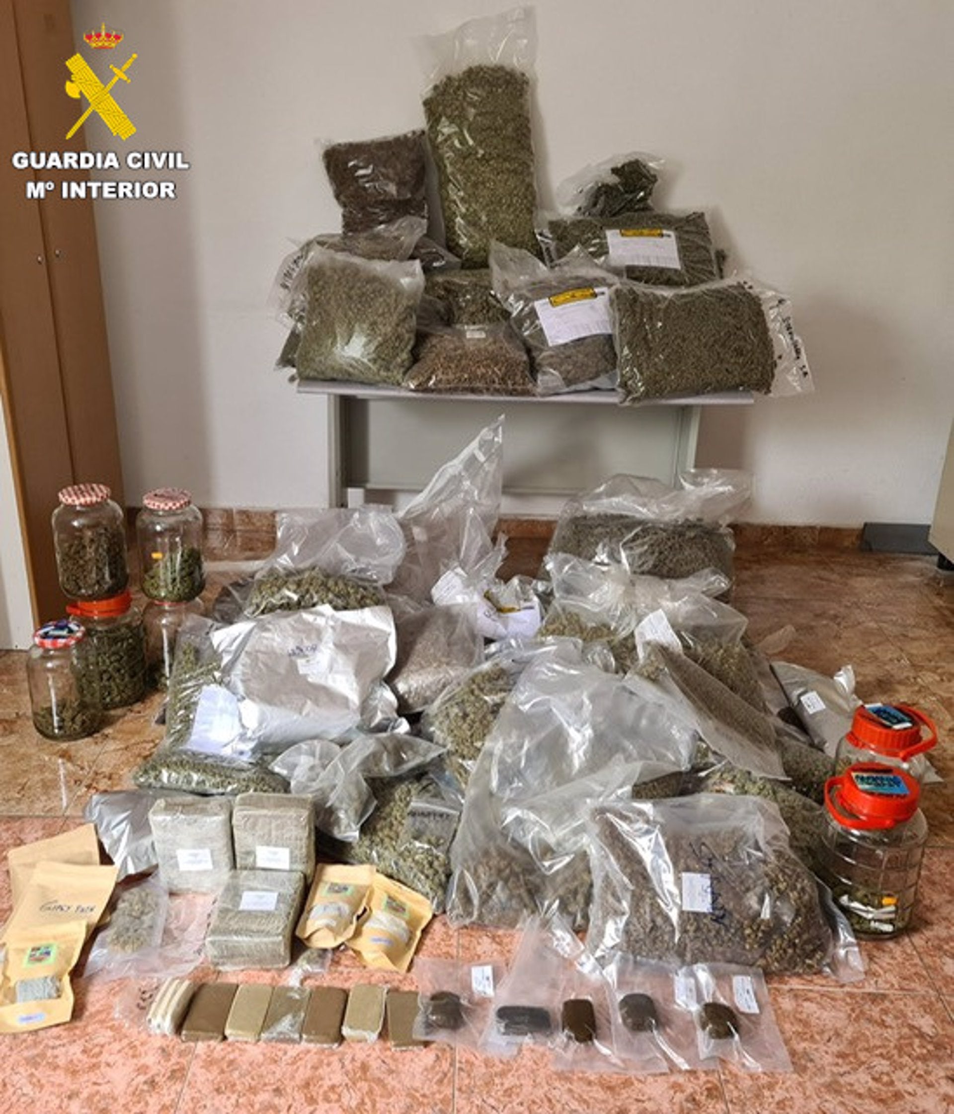 La Guardia Civil intercepta dos bultos con marihuana y detiene a dos hombres en una empresa de Benetússer La Guardia Civil intercepta dos bultos con marihuana y detiene a dos hombres en una empresa de Benetússer