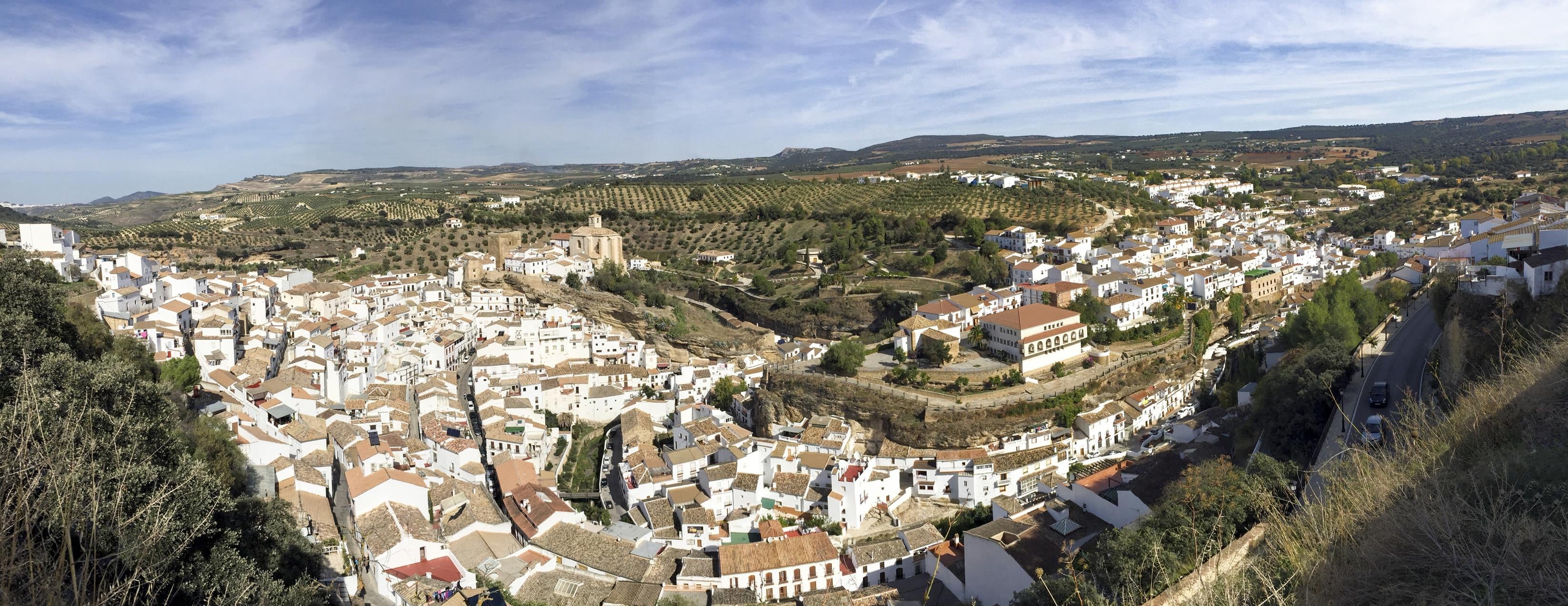 Rivalidad entre “los Blancos” y “los Negros”: Setenil de las Bodegas en Semana Santa Rivalidad entre “los Blancos” y “los Negros”: Setenil de las Bodegas en Semana Santa