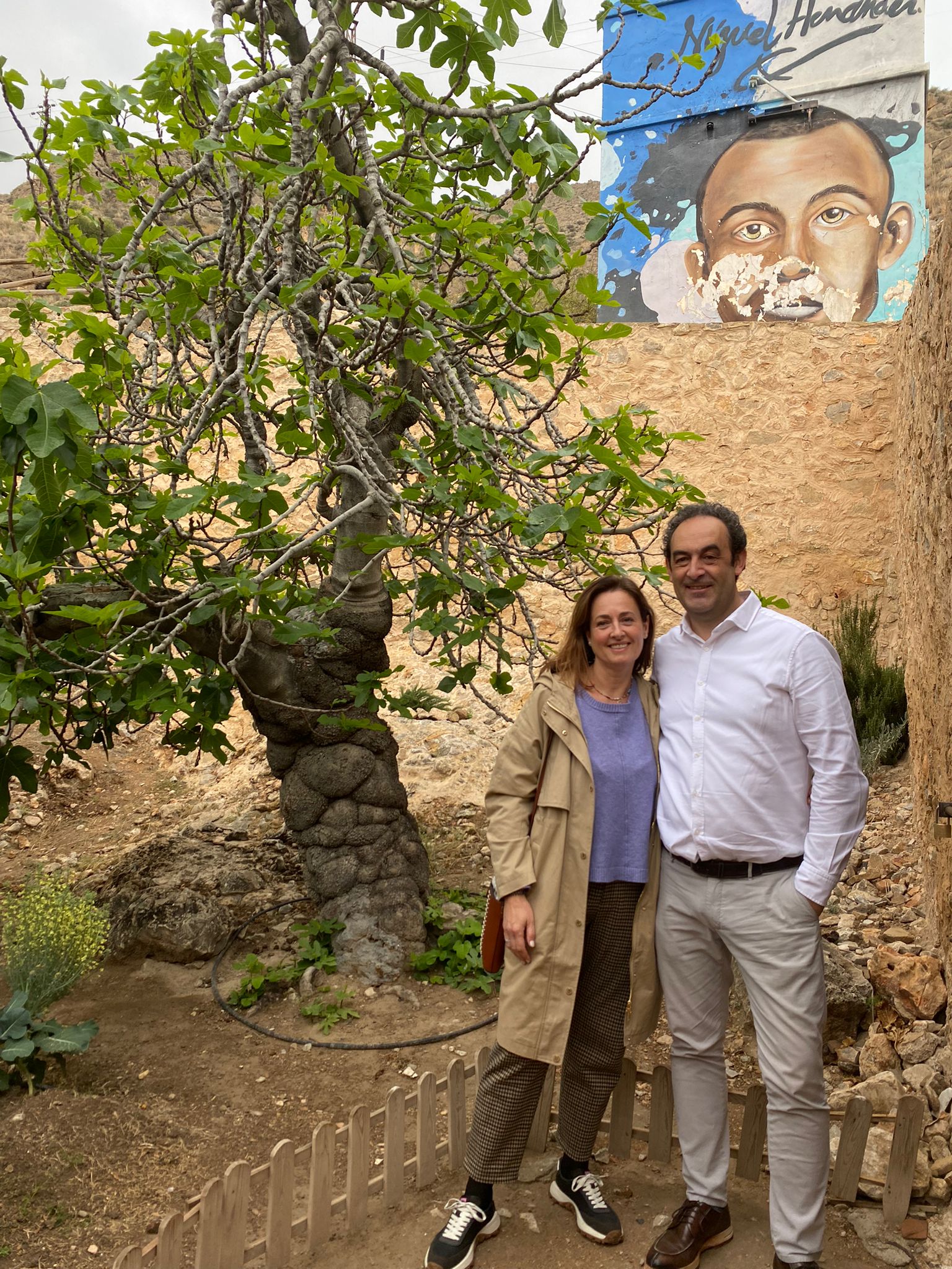 El heladero riojano Fernando Sáenz recoje en Orihuela un esqueje de la higuera de Miguel Hernandez El heladero riojano Fernando Sáenz recoje en Orihuela un esqueje de la higuera de Miguel Hernandez