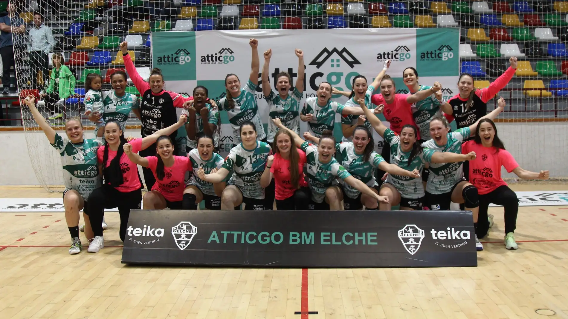 La plantilla del Atticgo Club Balonmano Elche celebra su victoria ante el Mecalia Atlético Guardés y su primer puesto en la fase regular de la Liga Guerreras Iberdrola